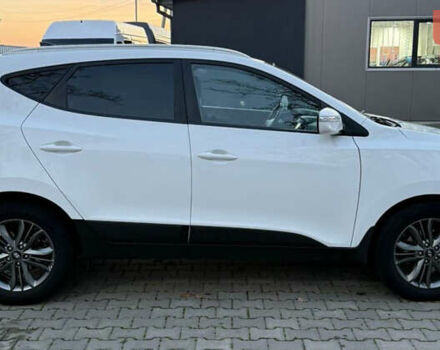 Белый Хендай их35, объемом двигателя 2 л и пробегом 193 тыс. км за 15000 $, фото 2 на Automoto.ua