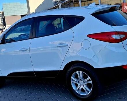 Белый Хендай их35, объемом двигателя 2 л и пробегом 200 тыс. км за 14500 $, фото 5 на Automoto.ua