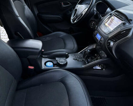 Белый Хендай их35, объемом двигателя 2 л и пробегом 193 тыс. км за 15000 $, фото 9 на Automoto.ua