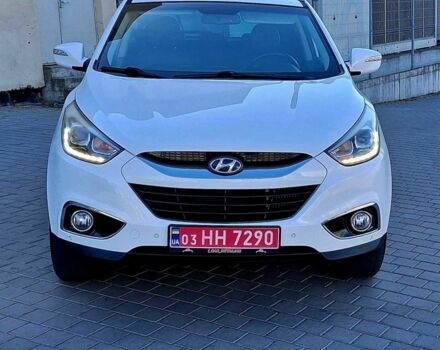 Белый Хендай их35, объемом двигателя 2 л и пробегом 200 тыс. км за 14800 $, фото 2 на Automoto.ua