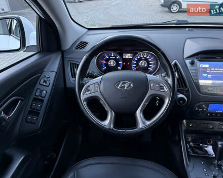 Белый Хендай их35, объемом двигателя 2 л и пробегом 193 тыс. км за 15000 $, фото 6 на Automoto.ua