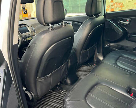 Білий Хендай іх35, об'ємом двигуна 2 л та пробігом 236 тис. км за 16000 $, фото 6 на Automoto.ua