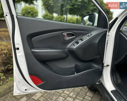 Белый Хендай их35, объемом двигателя 2 л и пробегом 193 тыс. км за 14850 $, фото 10 на Automoto.ua