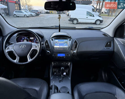 Белый Хендай их35, объемом двигателя 2 л и пробегом 193 тыс. км за 15000 $, фото 7 на Automoto.ua