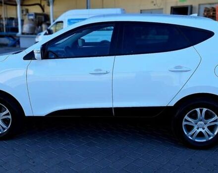 Белый Хендай их35, объемом двигателя 2 л и пробегом 200 тыс. км за 14500 $, фото 24 на Automoto.ua