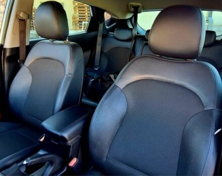 Белый Хендай их35, объемом двигателя 2 л и пробегом 200 тыс. км за 14800 $, фото 15 на Automoto.ua