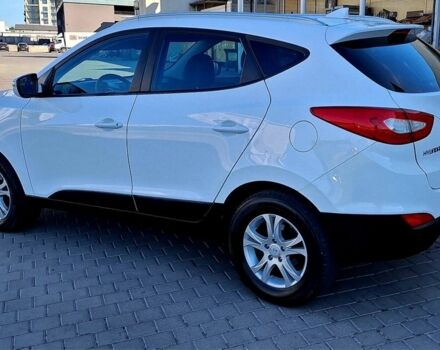 Белый Хендай их35, объемом двигателя 2 л и пробегом 200 тыс. км за 14800 $, фото 9 на Automoto.ua