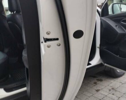 Белый Хендай их35, объемом двигателя 2 л и пробегом 234 тыс. км за 14950 $, фото 67 на Automoto.ua