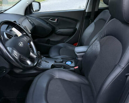 Белый Хендай их35, объемом двигателя 2 л и пробегом 193 тыс. км за 15000 $, фото 8 на Automoto.ua