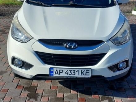 Белый Хендай их35, объемом двигателя 2 л и пробегом 174 тыс. км за 12000 $, фото 1 на Automoto.ua