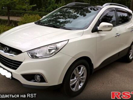 Белый Хендай их35, объемом двигателя 2 л и пробегом 215 тыс. км за 10999 $, фото 1 на Automoto.ua