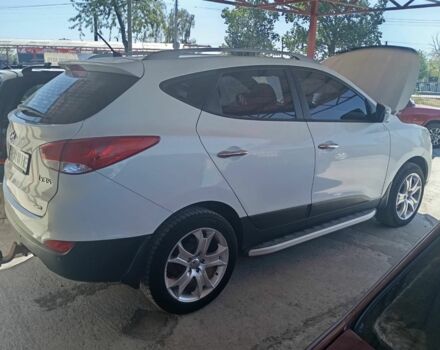 Белый Хендай их35, объемом двигателя 2 л и пробегом 109 тыс. км за 11500 $, фото 1 на Automoto.ua