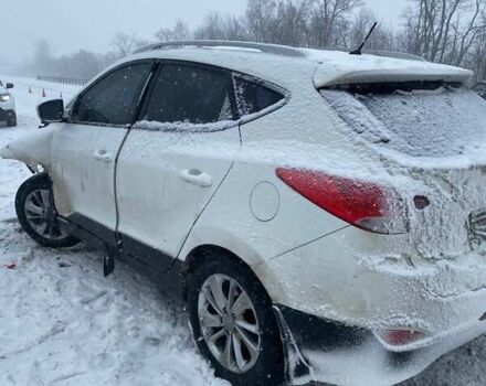 Белый Хендай их35, объемом двигателя 2 л и пробегом 269 тыс. км за 4500 $, фото 1 на Automoto.ua