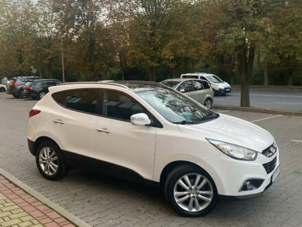 Белый Хендай их35, объемом двигателя 1.7 л и пробегом 255 тыс. км за 12200 $, фото 1 на Automoto.ua