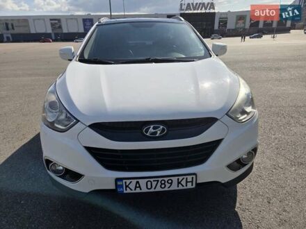 Белый Хендай их35, объемом двигателя 2 л и пробегом 180 тыс. км за 12200 $, фото 1 на Automoto.ua