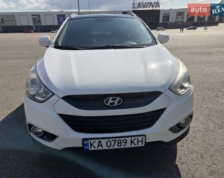Белый Хендай их35, объемом двигателя 2 л и пробегом 180 тыс. км за 12200 $, фото 1 на Automoto.ua