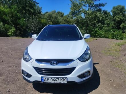 Белый Хендай их35, объемом двигателя 2 л и пробегом 242 тыс. км за 12529 $, фото 1 на Automoto.ua