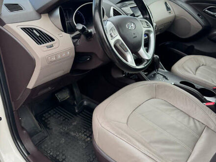 Белый Хендай их35, объемом двигателя 2 л и пробегом 169 тыс. км за 13300 $, фото 1 на Automoto.ua