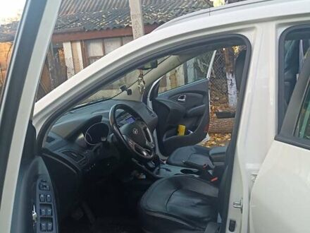 Белый Хендай их35, объемом двигателя 2 л и пробегом 90 тыс. км за 13888 $, фото 1 на Automoto.ua