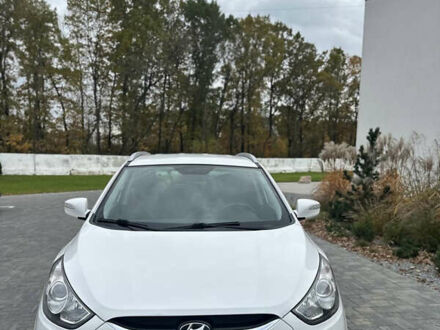 Белый Хендай их35, объемом двигателя 2 л и пробегом 241 тыс. км за 11800 $, фото 1 на Automoto.ua
