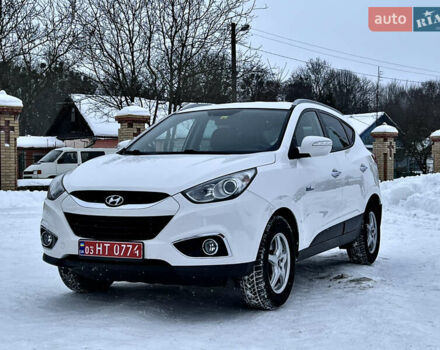 Белый Хендай их35, объемом двигателя 1.7 л и пробегом 190 тыс. км за 12600 $, фото 1 на Automoto.ua