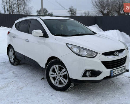 Белый Хендай их35, объемом двигателя 2 л и пробегом 242 тыс. км за 12750 $, фото 1 на Automoto.ua