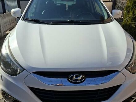 Белый Хендай их35, объемом двигателя 2 л и пробегом 209 тыс. км за 16900 $, фото 1 на Automoto.ua
