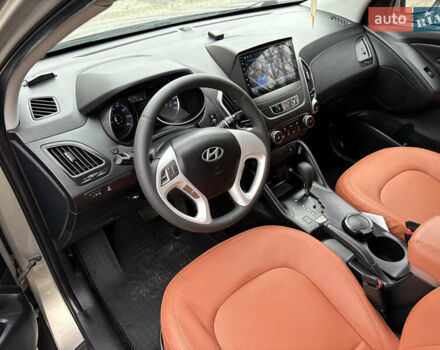 Бежевый Хендай их35, объемом двигателя 2 л и пробегом 220 тыс. км за 11700 $, фото 10 на Automoto.ua