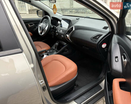 Бежевый Хендай их35, объемом двигателя 2 л и пробегом 220 тыс. км за 11700 $, фото 15 на Automoto.ua