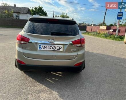 Бежевый Хендай их35, объемом двигателя 2 л и пробегом 205 тыс. км за 12500 $, фото 4 на Automoto.ua