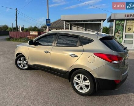 Бежевый Хендай их35, объемом двигателя 2 л и пробегом 205 тыс. км за 12500 $, фото 2 на Automoto.ua