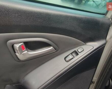 Бежевый Хендай их35, объемом двигателя 2 л и пробегом 200 тыс. км за 10990 $, фото 16 на Automoto.ua