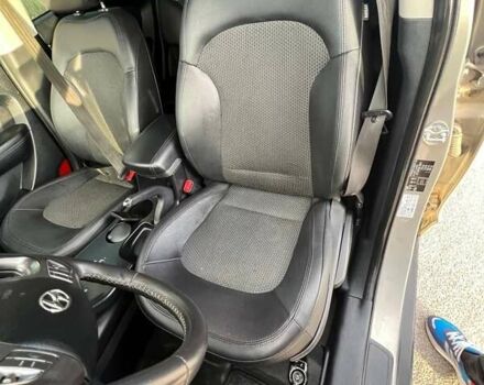 Бежевый Хендай их35, объемом двигателя 2 л и пробегом 205 тыс. км за 12500 $, фото 11 на Automoto.ua