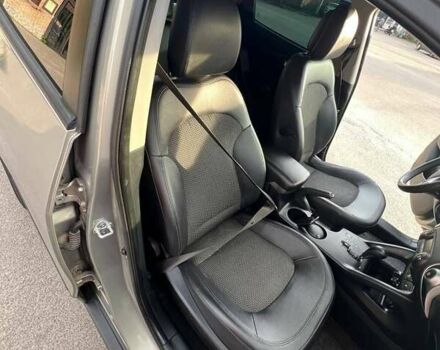 Бежевый Хендай их35, объемом двигателя 2 л и пробегом 205 тыс. км за 12500 $, фото 15 на Automoto.ua