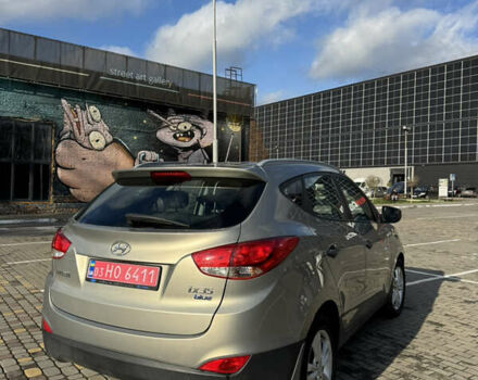 Бежевый Хендай их35, объемом двигателя 1.7 л и пробегом 220 тыс. км за 9900 $, фото 4 на Automoto.ua