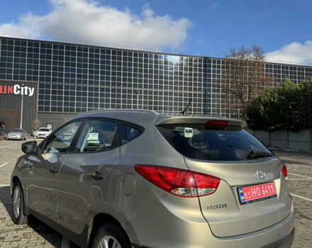 Бежевый Хендай их35, объемом двигателя 1.7 л и пробегом 220 тыс. км за 9900 $, фото 2 на Automoto.ua