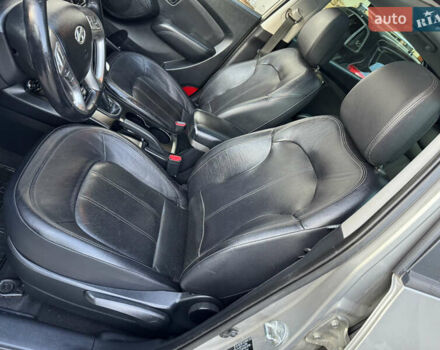 Бежевый Хендай их35, объемом двигателя 2 л и пробегом 147 тыс. км за 11800 $, фото 8 на Automoto.ua