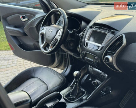 Бежевый Хендай их35, объемом двигателя 2 л и пробегом 147 тыс. км за 11800 $, фото 12 на Automoto.ua