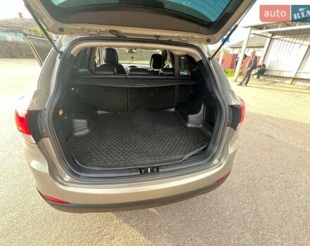 Бежевый Хендай их35, объемом двигателя 2 л и пробегом 205 тыс. км за 12500 $, фото 14 на Automoto.ua