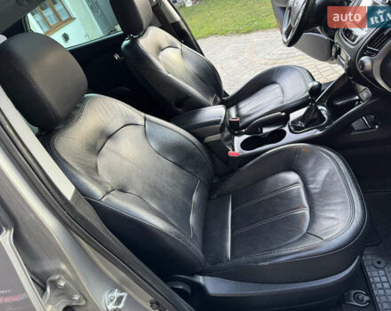 Бежевый Хендай их35, объемом двигателя 2 л и пробегом 147 тыс. км за 11800 $, фото 15 на Automoto.ua