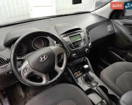 Черный Хендай их35, объемом двигателя 1.6 л и пробегом 295 тыс. км за 10500 $, фото 9 на Automoto.ua