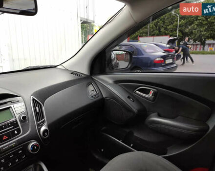 Черный Хендай их35, объемом двигателя 1.6 л и пробегом 295 тыс. км за 10500 $, фото 6 на Automoto.ua