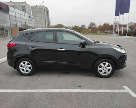 Черный Хендай их35, объемом двигателя 2 л и пробегом 249 тыс. км за 11900 $, фото 2 на Automoto.ua