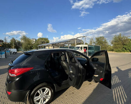 Черный Хендай их35, объемом двигателя 2 л и пробегом 176 тыс. км за 12500 $, фото 5 на Automoto.ua