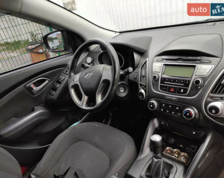 Черный Хендай их35, объемом двигателя 1.6 л и пробегом 295 тыс. км за 10500 $, фото 13 на Automoto.ua