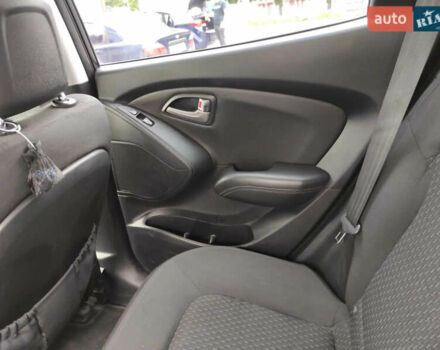 Черный Хендай их35, объемом двигателя 1.6 л и пробегом 295 тыс. км за 10500 $, фото 3 на Automoto.ua