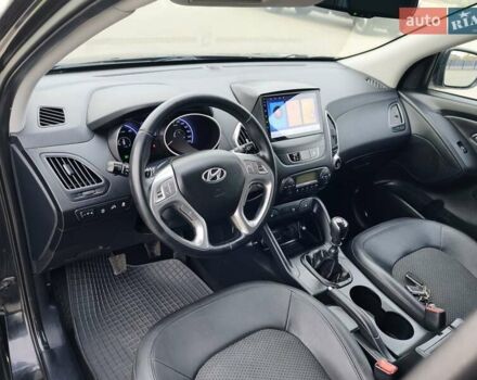 Черный Хендай их35, объемом двигателя 1.7 л и пробегом 229 тыс. км за 10750 $, фото 28 на Automoto.ua