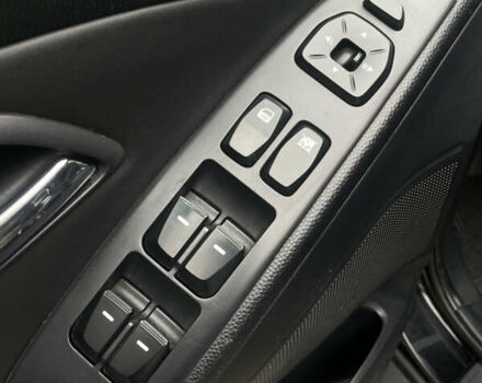 Черный Хендай их35, объемом двигателя 2 л и пробегом 179 тыс. км за 12000 $, фото 11 на Automoto.ua