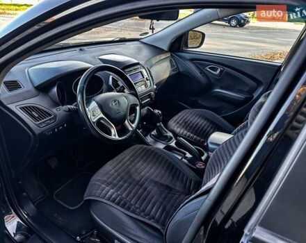 Черный Хендай их35, объемом двигателя 2 л и пробегом 104 тыс. км за 11600 $, фото 4 на Automoto.ua