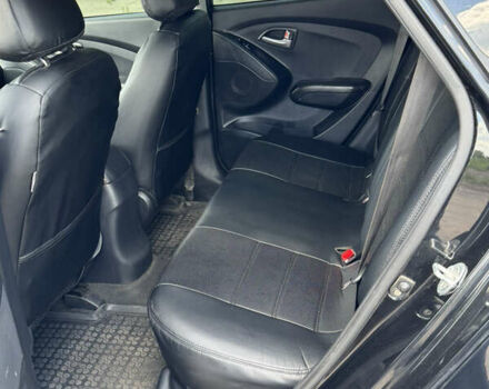 Черный Хендай их35, объемом двигателя 2 л и пробегом 121 тыс. км за 14000 $, фото 3 на Automoto.ua